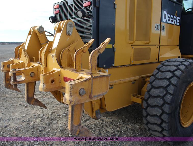 image for item J7575 2011 John Deere 672G motor grader