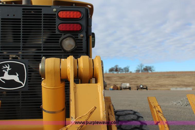 image for item J7575 2011 John Deere 672G motor grader