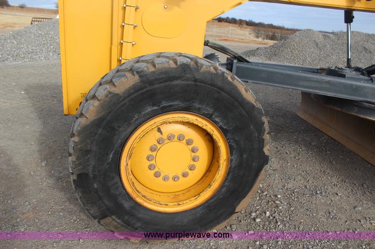 image for item J7575 2011 John Deere 672G motor grader