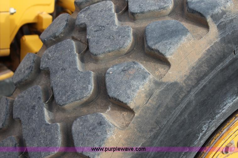 image for item J7575 2011 John Deere 672G motor grader