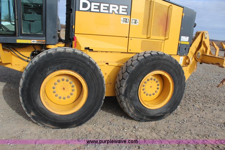 image for item J7575 2011 John Deere 672G motor grader