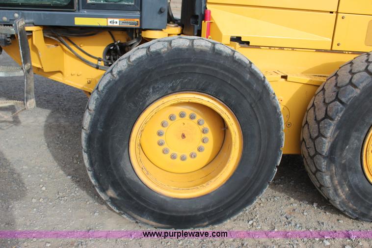 image for item J7575 2011 John Deere 672G motor grader