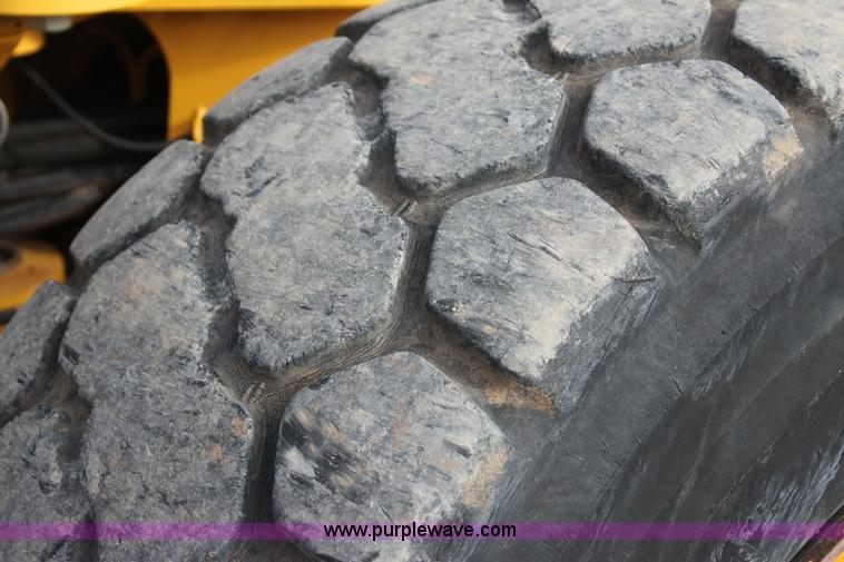 image for item J7575 2011 John Deere 672G motor grader