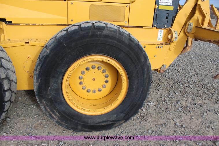 image for item J7575 2011 John Deere 672G motor grader