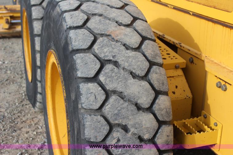 image for item J7575 2011 John Deere 672G motor grader