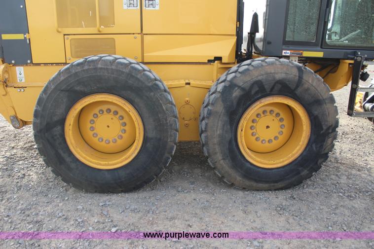 image for item J7575 2011 John Deere 672G motor grader
