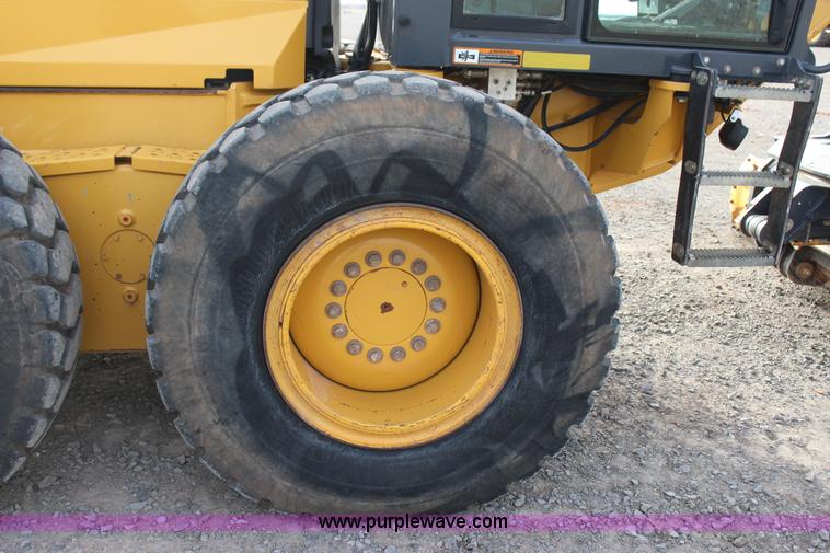 image for item J7575 2011 John Deere 672G motor grader