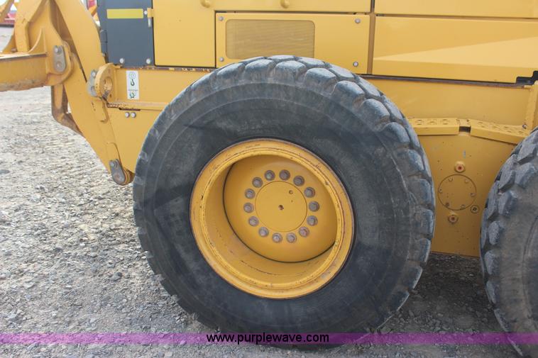 image for item J7575 2011 John Deere 672G motor grader