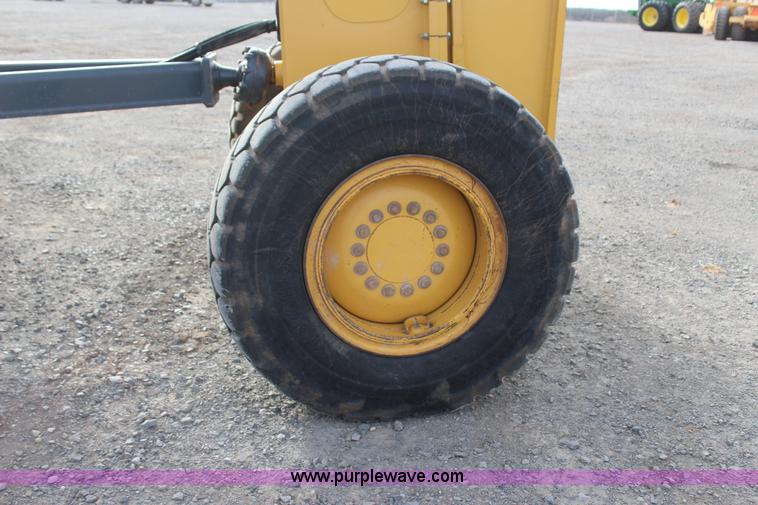 image for item J7575 2011 John Deere 672G motor grader