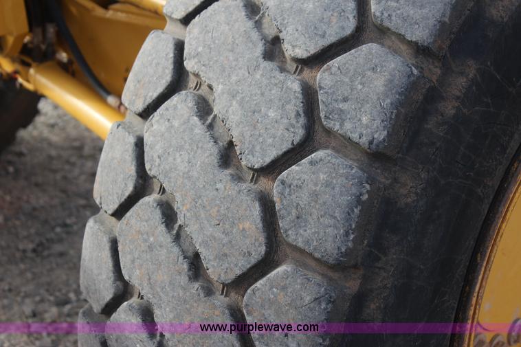 image for item J7575 2011 John Deere 672G motor grader