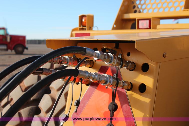 image for item J7578 2012 John Deere 1810E scraper