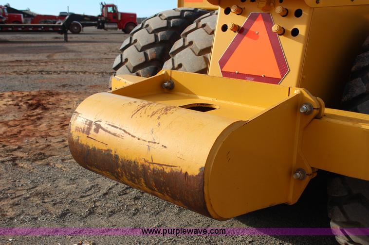 image for item J7578 2012 John Deere 1810E scraper