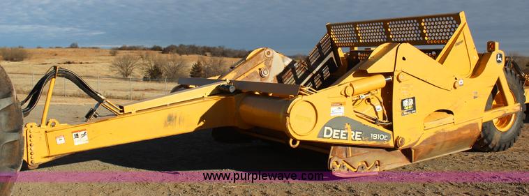 image for item J7579 2012 John Deere 1810E scraper