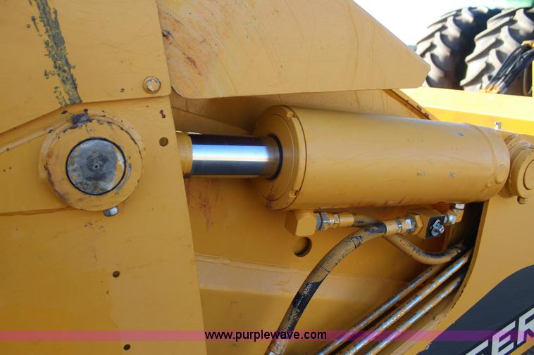 image for item J7579 2012 John Deere 1810E scraper