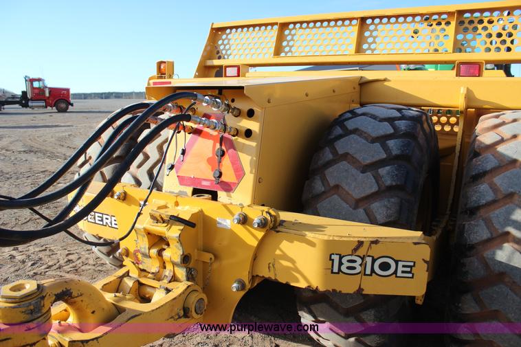 image for item J7579 2012 John Deere 1810E scraper