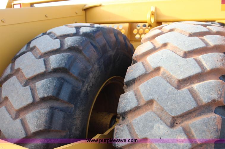 image for item J7579 2012 John Deere 1810E scraper