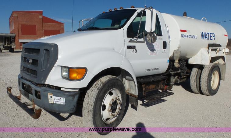 image for item J7679 2004 Ford F750 Super Duty delivery truck