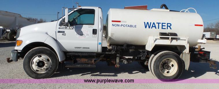 image for item J7679 2004 Ford F750 Super Duty delivery truck