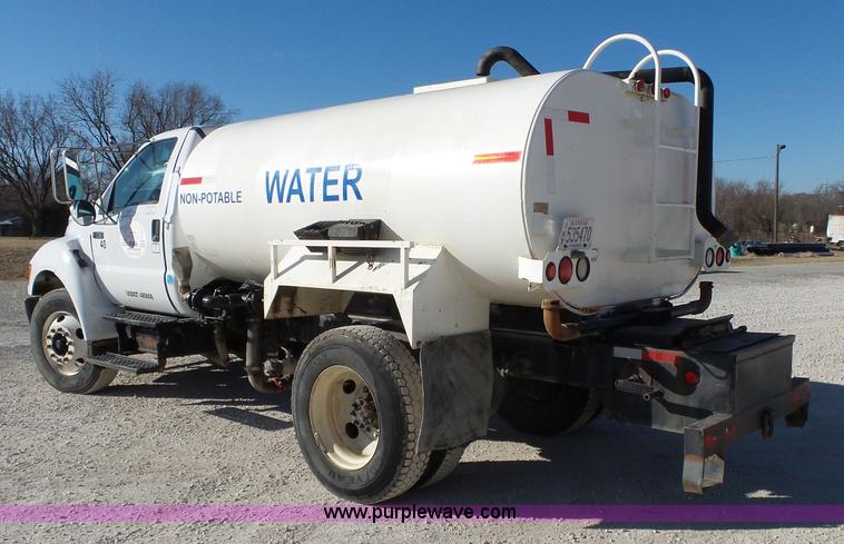 image for item J7679 2004 Ford F750 Super Duty delivery truck