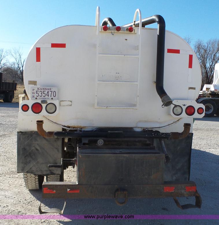 image for item J7679 2004 Ford F750 Super Duty delivery truck