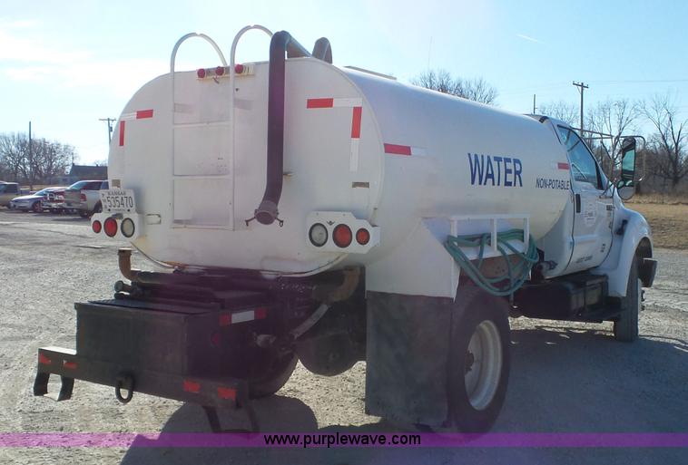 image for item J7679 2004 Ford F750 Super Duty delivery truck