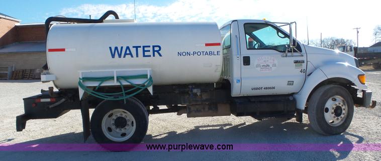 image for item J7679 2004 Ford F750 Super Duty delivery truck