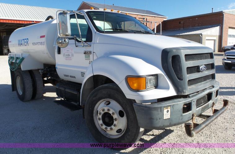 image for item J7679 2004 Ford F750 Super Duty delivery truck