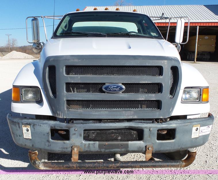 image for item J7679 2004 Ford F750 Super Duty delivery truck