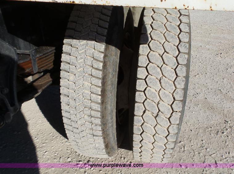 image for item J7679 2004 Ford F750 Super Duty delivery truck