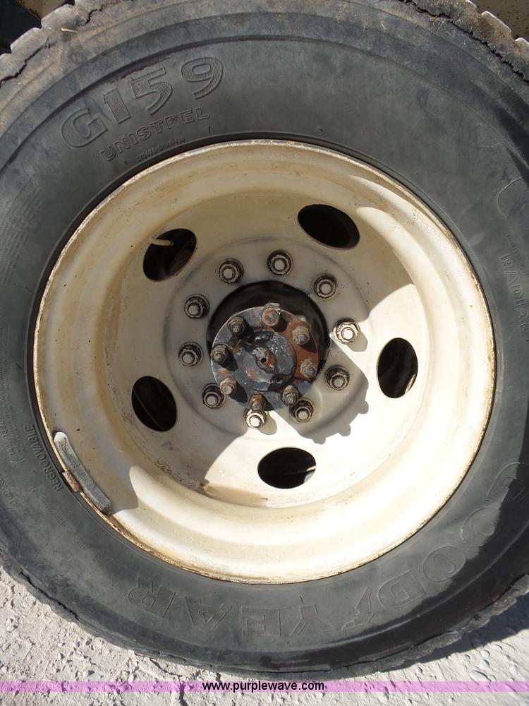 image for item J7679 2004 Ford F750 Super Duty delivery truck