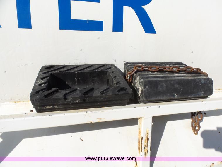 image for item J7679 2004 Ford F750 Super Duty delivery truck