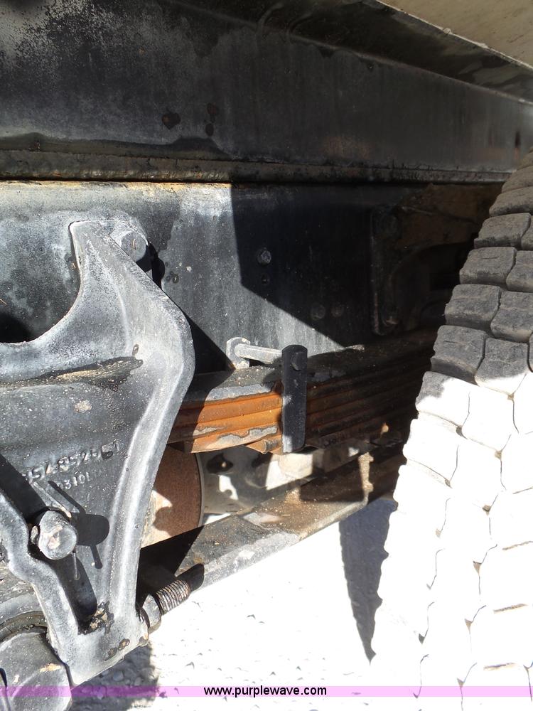 image for item J7679 2004 Ford F750 Super Duty delivery truck