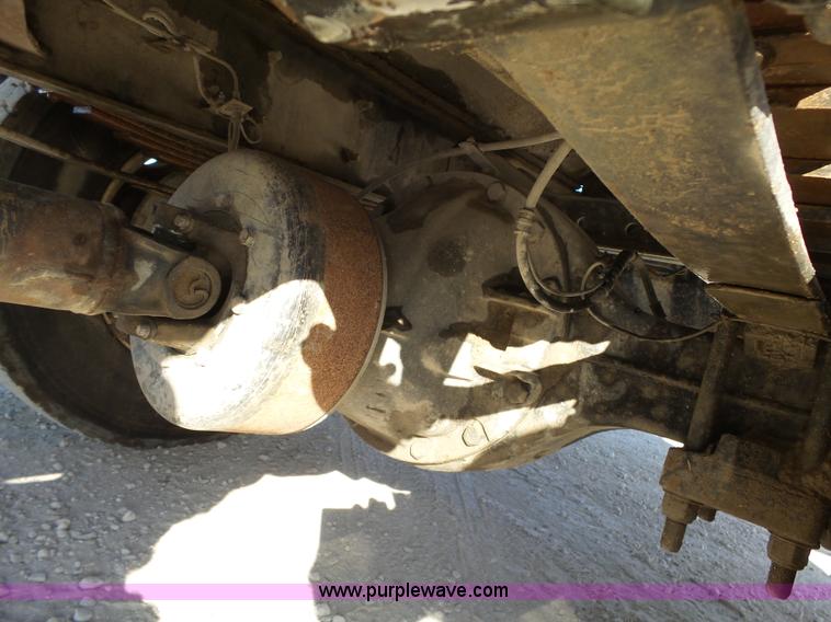 image for item J7679 2004 Ford F750 Super Duty delivery truck