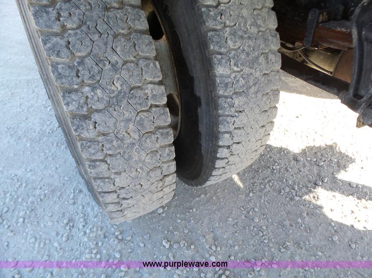 image for item J7679 2004 Ford F750 Super Duty delivery truck