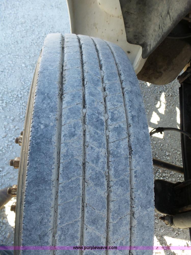 image for item J7679 2004 Ford F750 Super Duty delivery truck