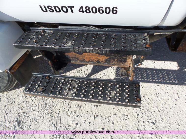 image for item J7679 2004 Ford F750 Super Duty delivery truck