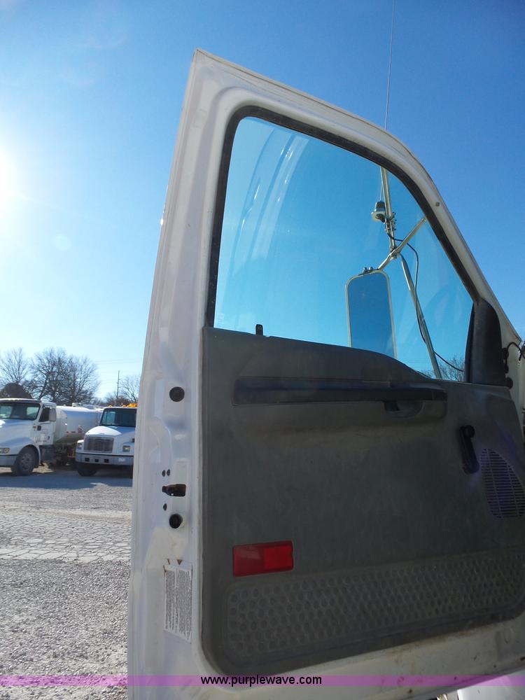 image for item J7679 2004 Ford F750 Super Duty delivery truck