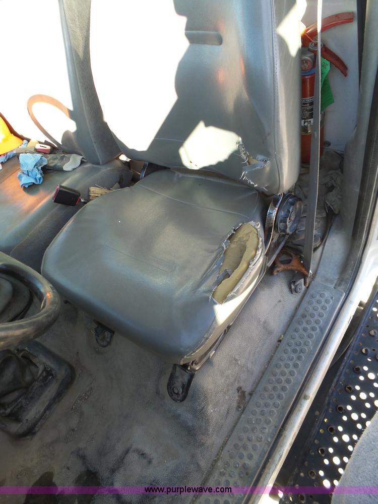 image for item J7679 2004 Ford F750 Super Duty delivery truck