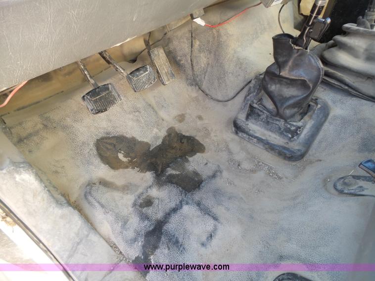 image for item J7679 2004 Ford F750 Super Duty delivery truck