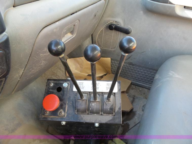 image for item J7679 2004 Ford F750 Super Duty delivery truck