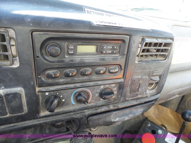 image for item J7679 2004 Ford F750 Super Duty delivery truck