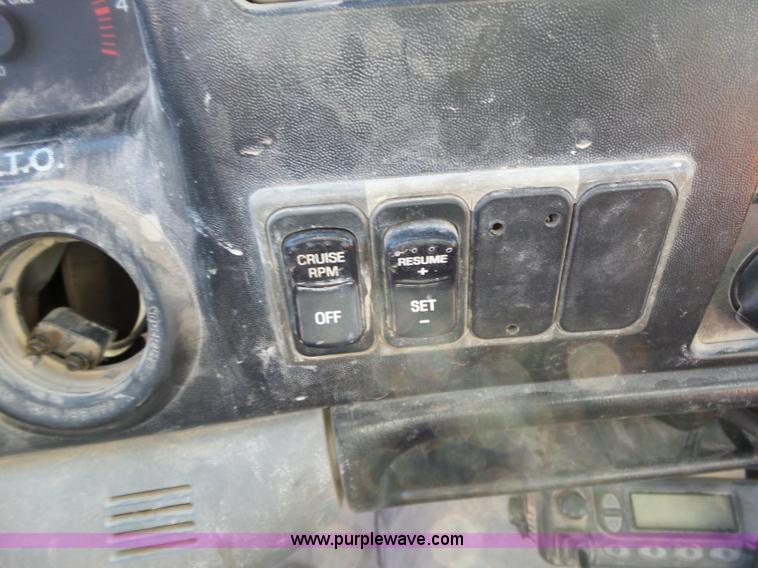 image for item J7679 2004 Ford F750 Super Duty delivery truck