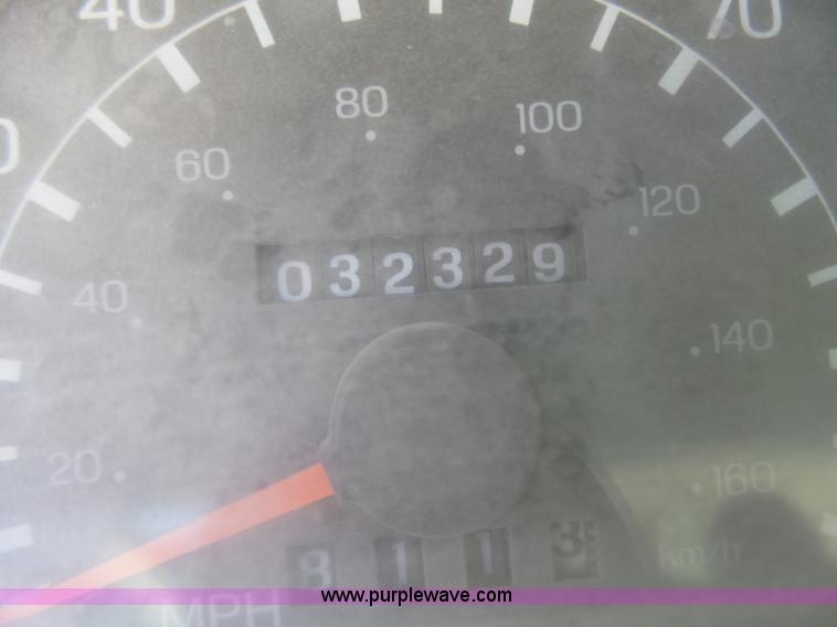 image for item J7679 2004 Ford F750 Super Duty delivery truck