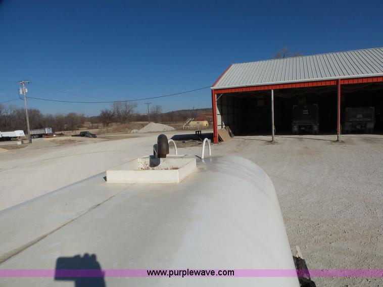 image for item J7679 2004 Ford F750 Super Duty delivery truck