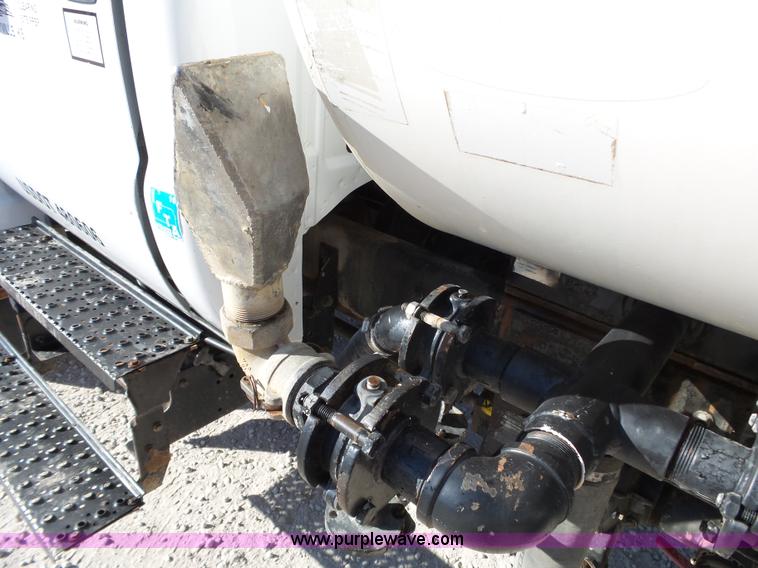 image for item J7679 2004 Ford F750 Super Duty delivery truck