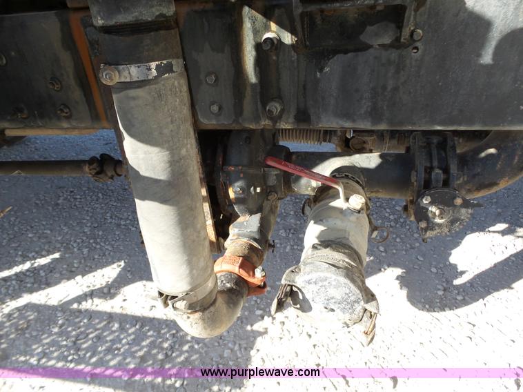 image for item J7679 2004 Ford F750 Super Duty delivery truck