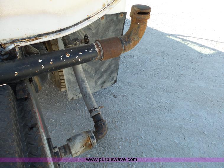 image for item J7679 2004 Ford F750 Super Duty delivery truck