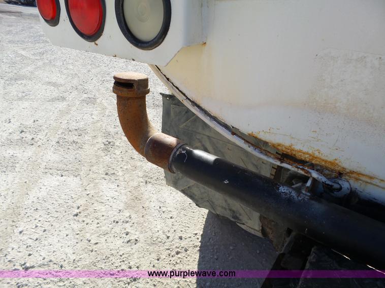 image for item J7679 2004 Ford F750 Super Duty delivery truck