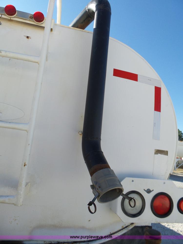 image for item J7679 2004 Ford F750 Super Duty delivery truck