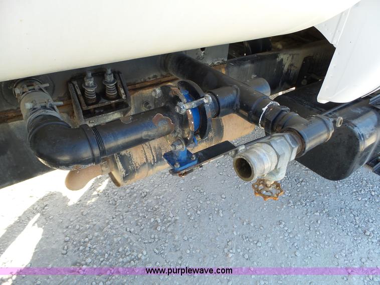 image for item J7679 2004 Ford F750 Super Duty delivery truck